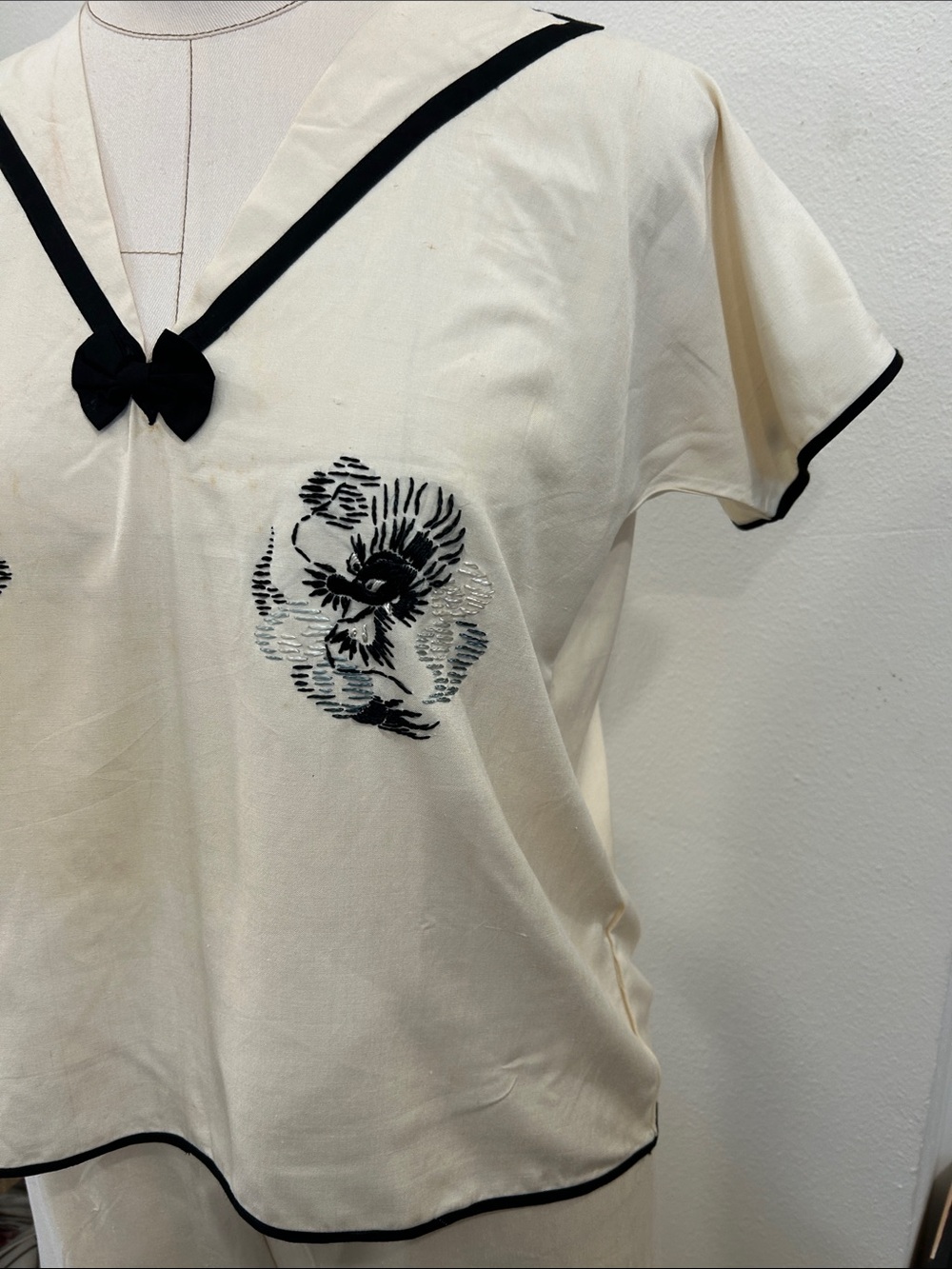 40’s/50’s 3-piece Asian embroidered dragon,wide leg pajama set cream black small - Picture 3 of 16